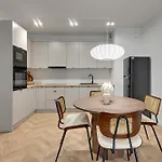 Zurawie - Food Hall, Parking & Stocznia By Downtown Danzica