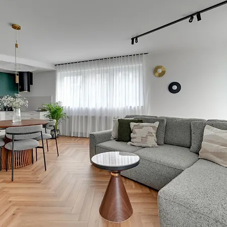 Zurawie - Food Hall, Parking & Stocznia By Downtown